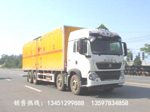 重汽前四后八易燃液體廂式運(yùn)輸車(國六)